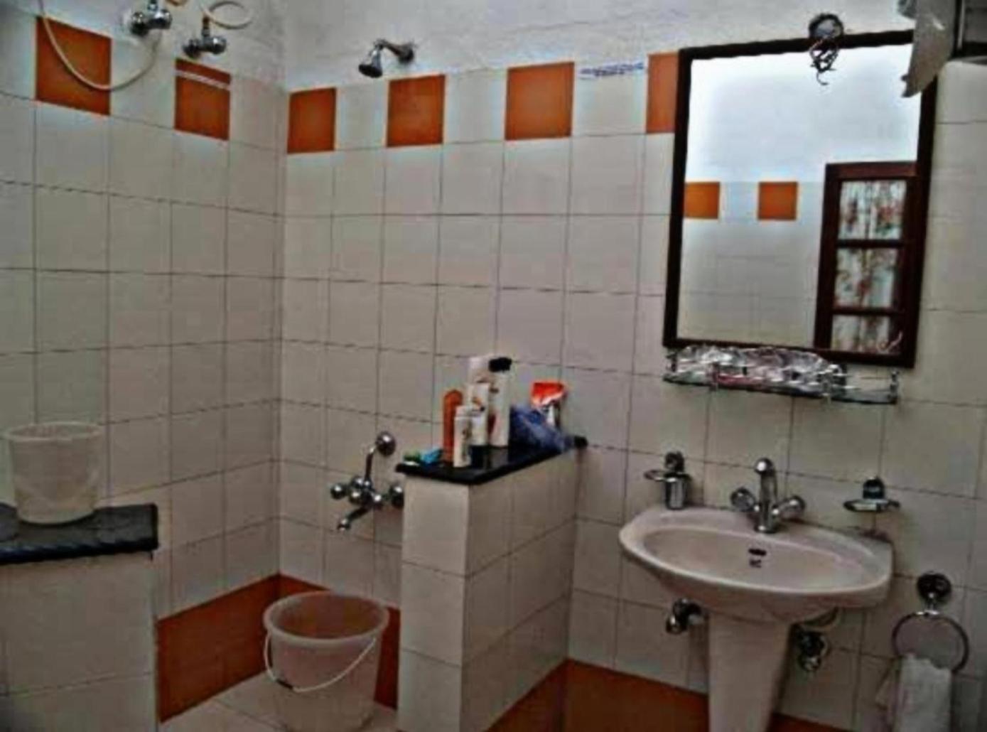 Le Cadillac Bungalow Puducherry Buitenkant foto